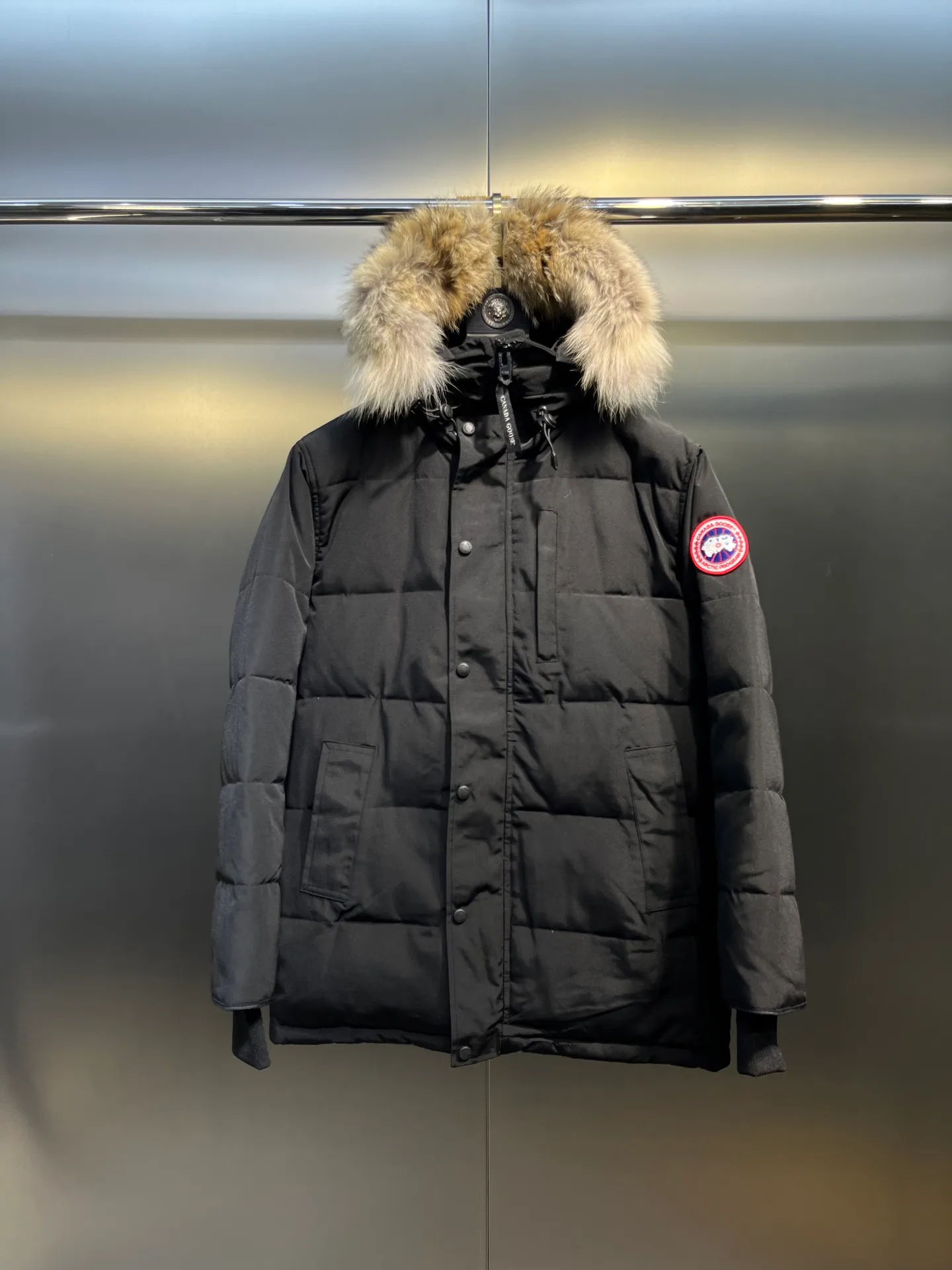 P860 Canada Goose 14 models Canada Goose🌟 Natural Siberian coyote fur collar, the delicate and strong feel, is the sense of life that comes from the erosion of natural wind and frost! Authentic version! All the details are in place! The fabric is made of high-density nano-level waterproof fabric, which is windproof and wear-resistant, and has a certain thickness! The down is 90% national standard white duck down, which can be taken for testing. It uses an imported down flushing machine for accurate down flushing! The grams are guaranteed to be the same. It will not be like the hand racing in small workshops, resulting in more velvet here and less velvet there. The zipper is the YKK brand used by Canada Goose! Smooth and comfortable on both sides! In order to prevent cold wind from pouring in, a double closure design is adopted. On the premise of the traditional zipper fly, a secondary closure with large military buttons is used to bring better warmth retention effect. It retains the classic hooded design and uses super large luxurious wolf fur to protect against wind and cold! The fur collar is removable! It doesn’t matter how low the temperature is this winter, a big goose suit is enough. I’ll give you the wind and temperature!  Size: s-xxl